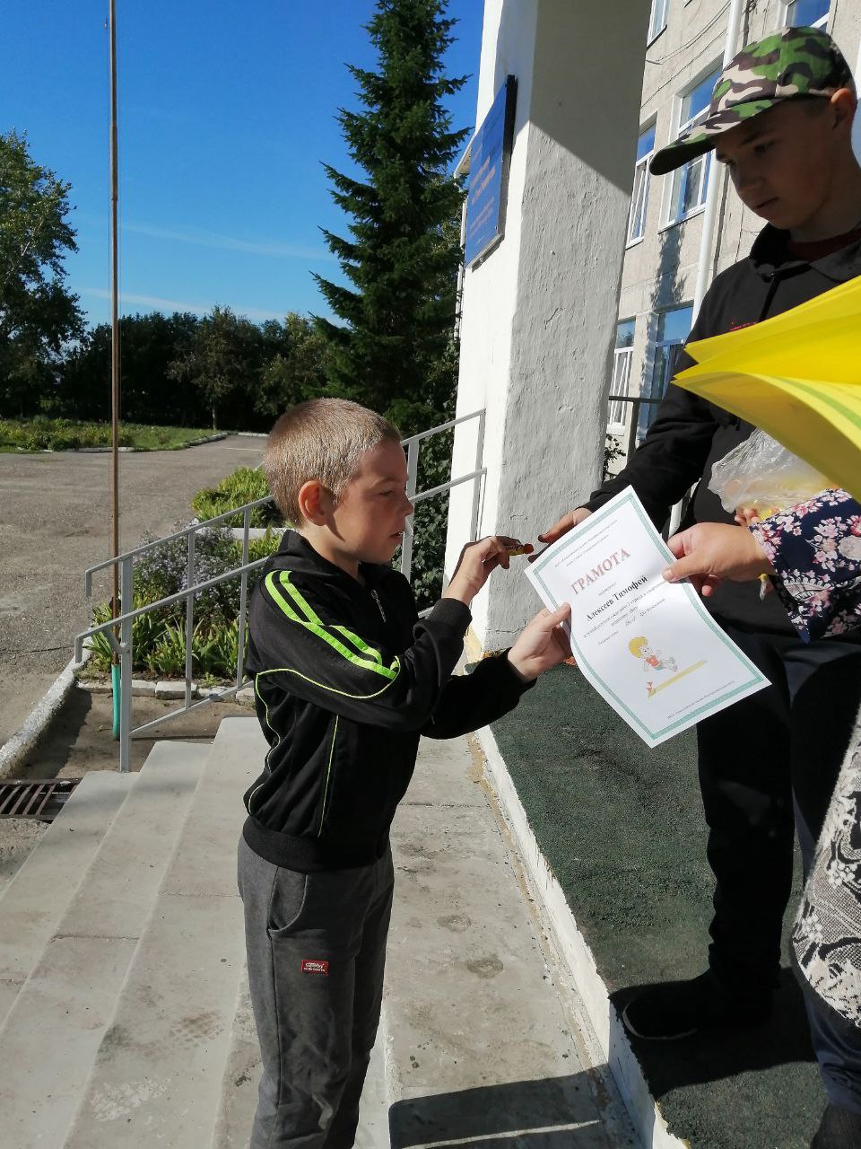 Награждение победителей спортивной игры по станциям.